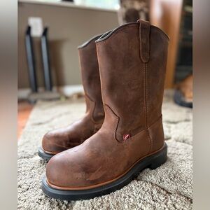 RED WING - DYNAFORCE Men's 11-in Waterproof Safety Toe Pull-On Boot Size 9 - NEW